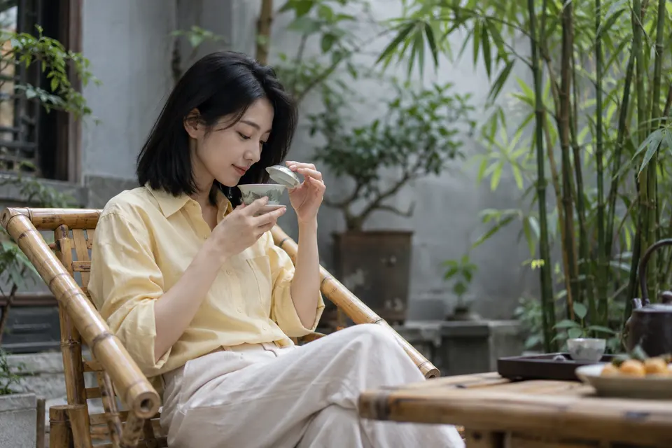 成都竹影院落中的盖碗茶席，竹椅与闻香杯